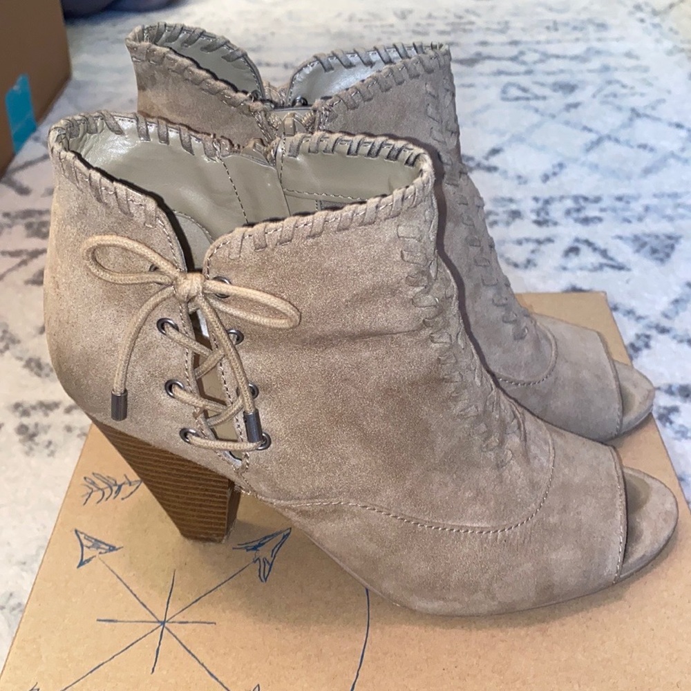 Size 8 Indigo Rd ankle booties